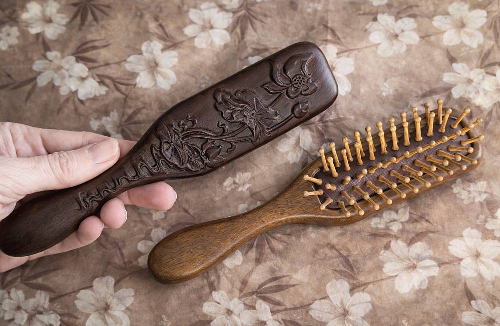 Dřevěný kartáč na vlasy úzký Lotos